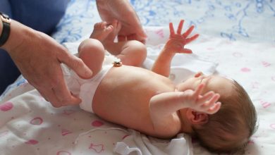 Moro reflex hos bebisar (skrämselreflex, omfamning): Vad är det, orsaker, symptom, diagnostik, behandling, förebyggande - Barn - Barns hälsa, Nyfödd